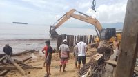 PT. Sumber Bumi Putra Turunkan Eksavator Bantu Tanggul Abrasi Pantai