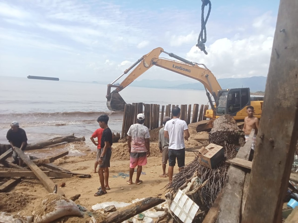 PT. Sumber Bumi Putra Turunkan Eksavator Bantu Tanggul Abrasi Pantai