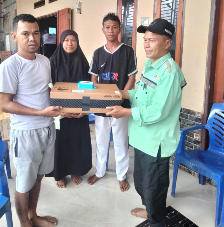 Pemdes Waturambaha Terima Bantuan Fasilitas dari PT Apolo dan PT Pernik Sultra