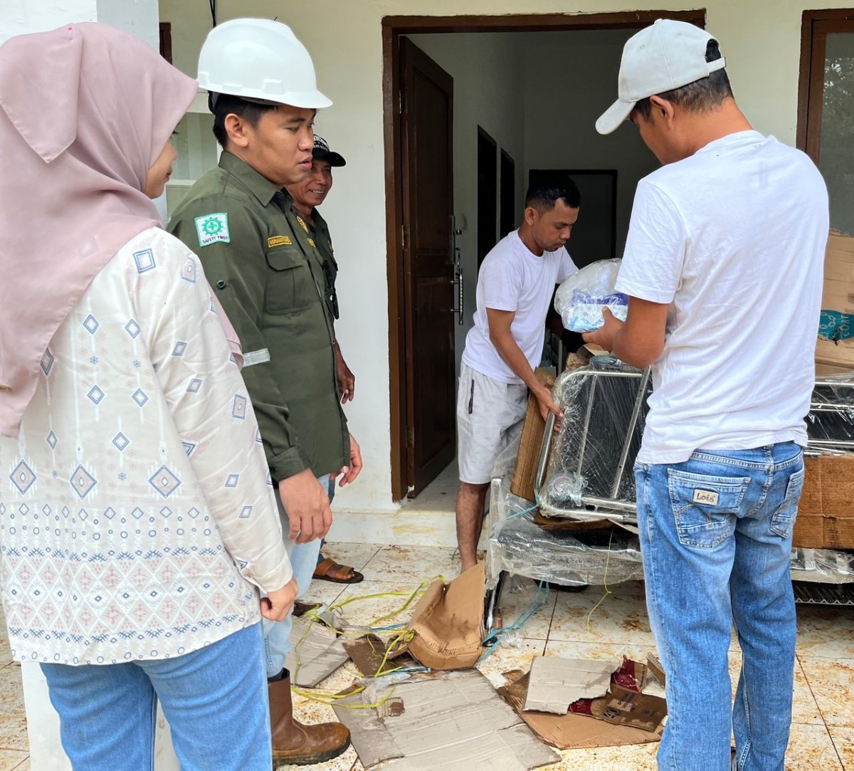 Pemdes Waturambaha Terima Bantuan Fasilitas dari PT Apolo dan PT Pernik Sultra