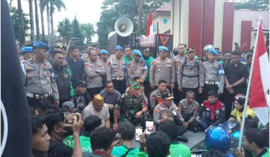 Tuntut Keadilan untuk Affan, Ratusan Ojol Kendari Gelar Aksi di Polda Sultra