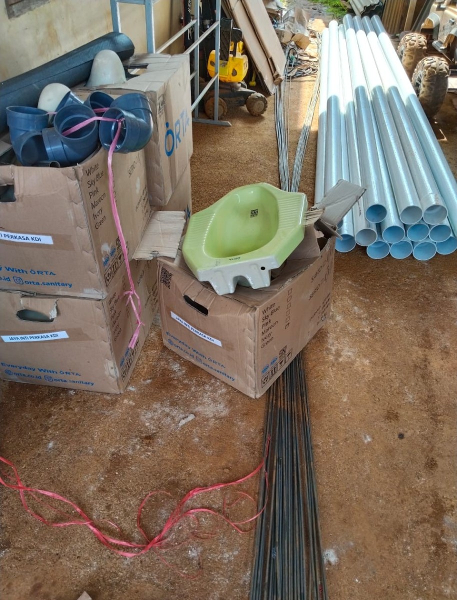 PPM PT Karya Alam Abadi Salurkan Bantuan Jamban Sehat dan Tenda Besi untuk Warga Desa Waturambaha