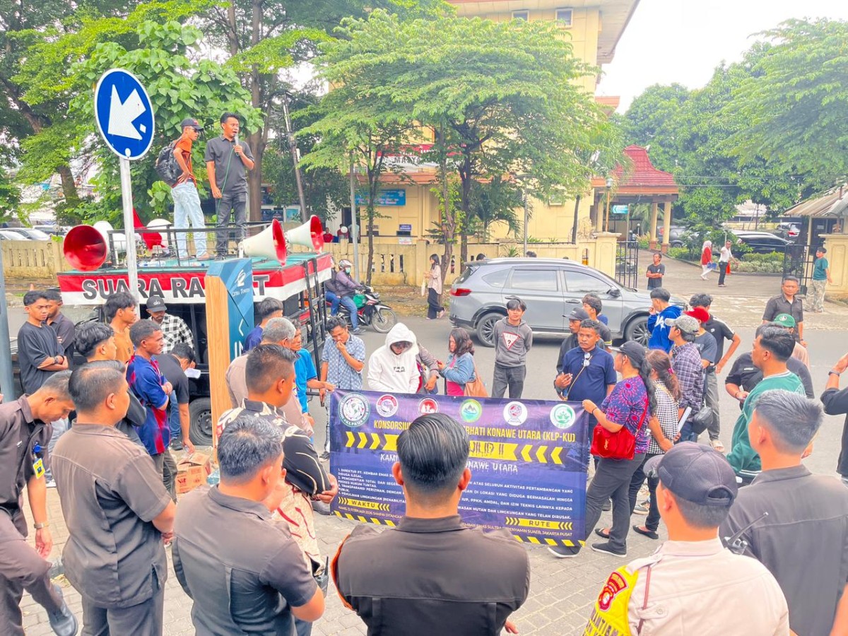 Massa Kepung Kantor PT Kembar Emas Sultra, Tuntut Klarifikasi Dugaan Pelanggaran Tambang!