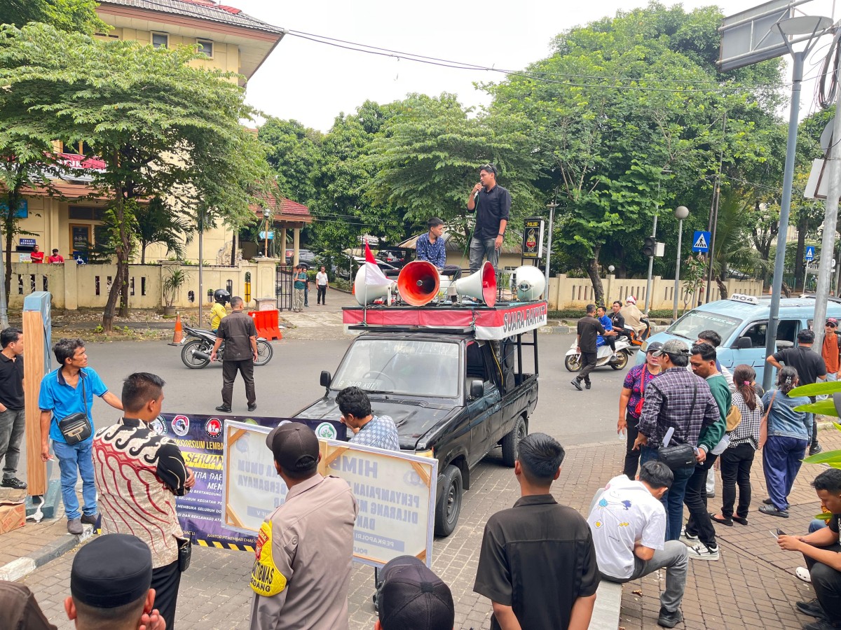 Massa Kepung Kantor PT Kembar Emas Sultra, Tuntut Klarifikasi Dugaan Pelanggaran Tambang!