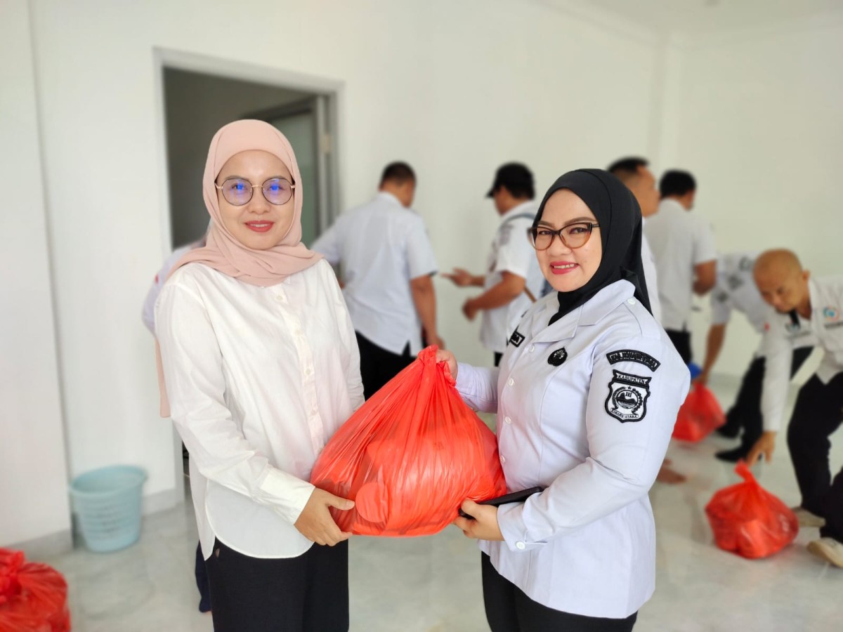 Wujud Kepedulian Pimpinan, DPMPTSP Konawe Utara Serahkan THR untuk Pegawai