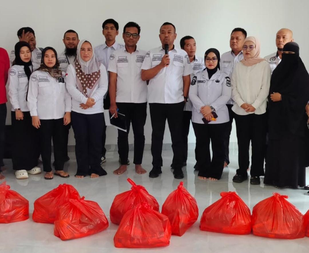 Wujud Kepedulian Pimpinan, DPMPTSP Konawe Utara Serahkan THR untuk Pegawai