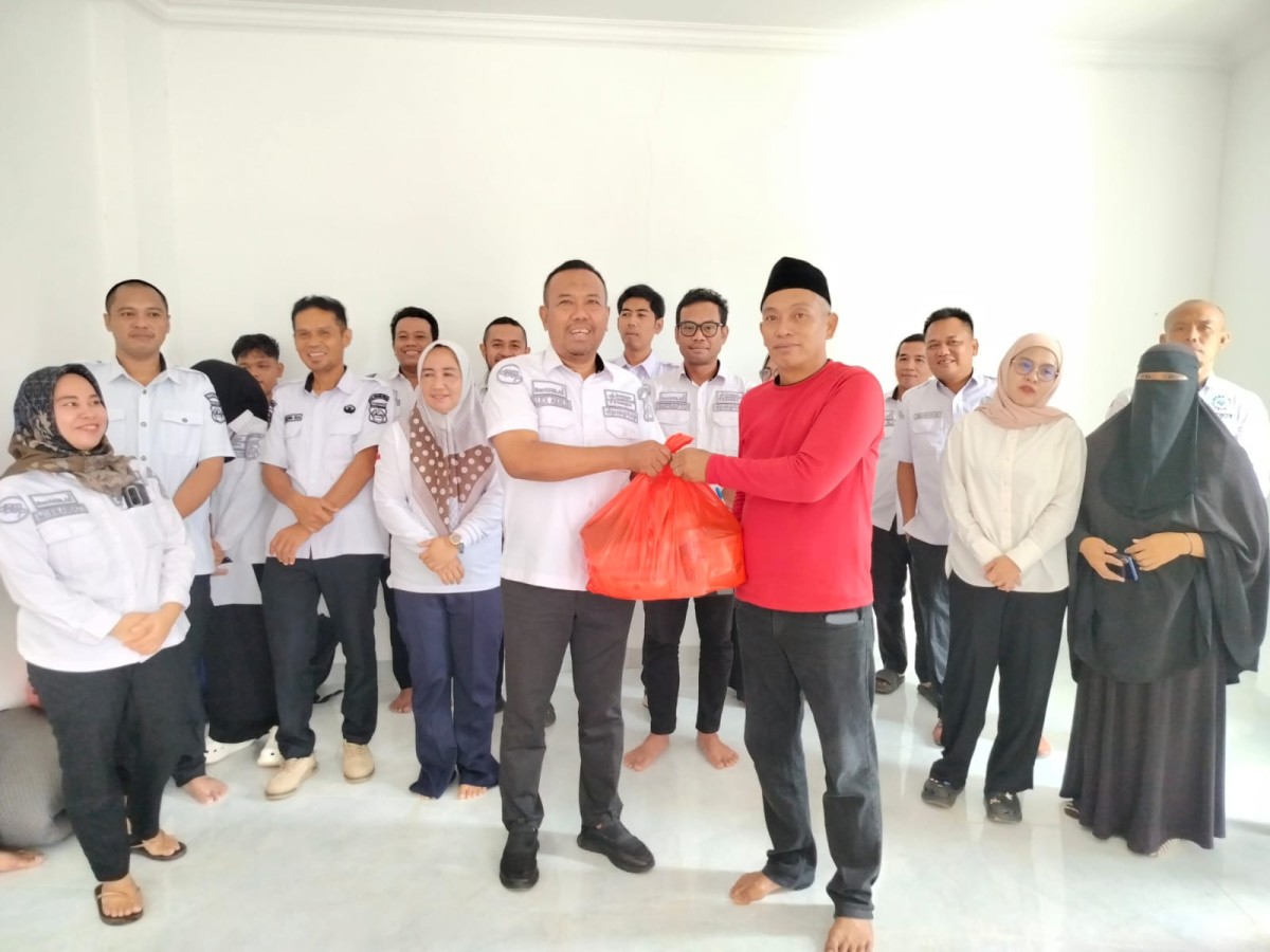 Wujud Kepedulian Pimpinan, DPMPTSP Konawe Utara Serahkan THR untuk Pegawai