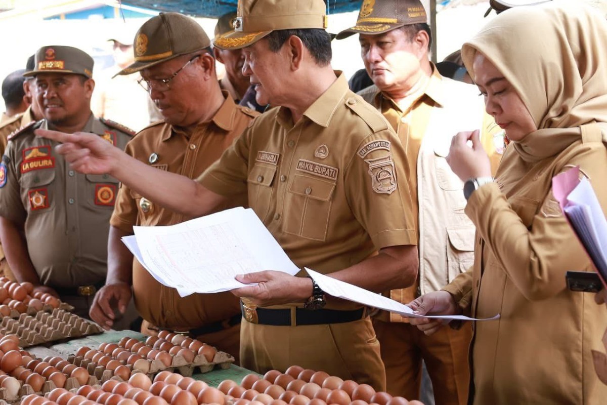 Pemkab Konut Gelar Operasi Pasar, Wabup Abuhaera Turun Langsung Pantau Harga Sembako