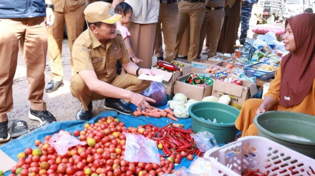 Pemkab Konut Gelar Operasi Pasar, Wabup Abuhaera Turun Langsung Pantau Harga Sembako