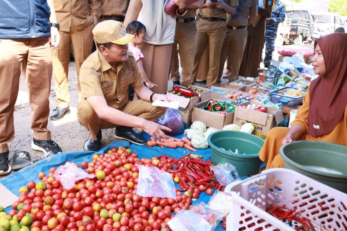 Pemkab Konut Gelar Operasi Pasar, Wabup Abuhaera Turun Langsung Pantau Harga Sembako