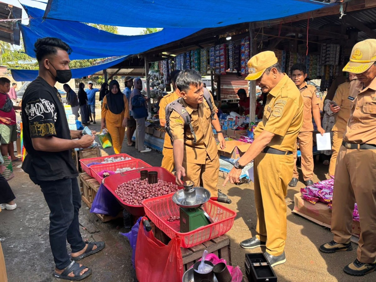 Pemkab Konut Gelar Operasi Pasar, Wabup Abuhaera Turun Langsung Pantau Harga Sembako