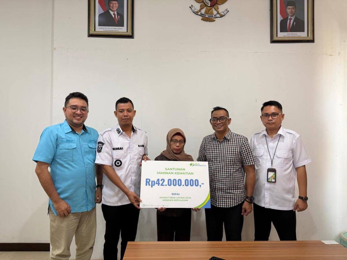 Kades Laywo Jaya dan Kacab BPJS Kendari Serahkan Santunan Kematian untuk Aparat Desa