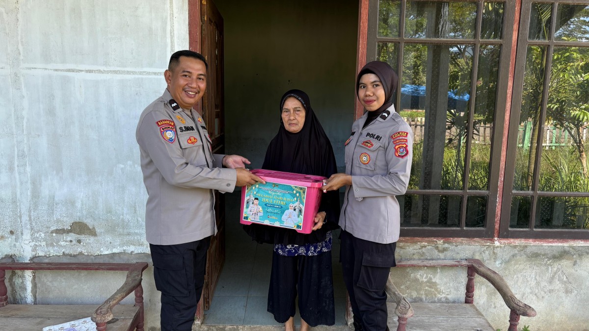 Polres Konawe Utara Salurkan Paket Lebaran untuk Warakawuri