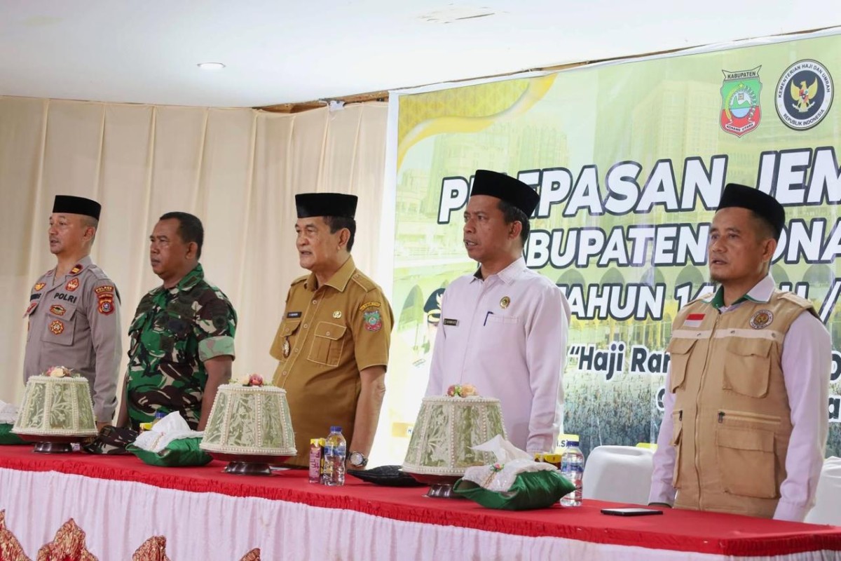 H. Abuhaera Lepas Jamaah Haji Asal Tanah Oheo