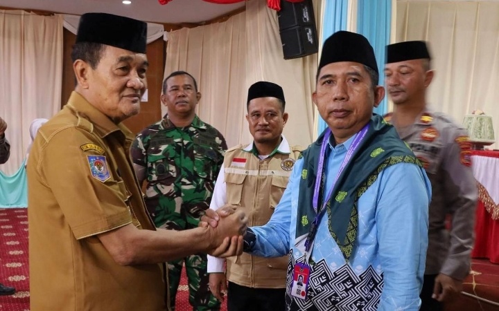 H. Abuhaera Lepas Jamaah Haji Asal Tanah Oheo