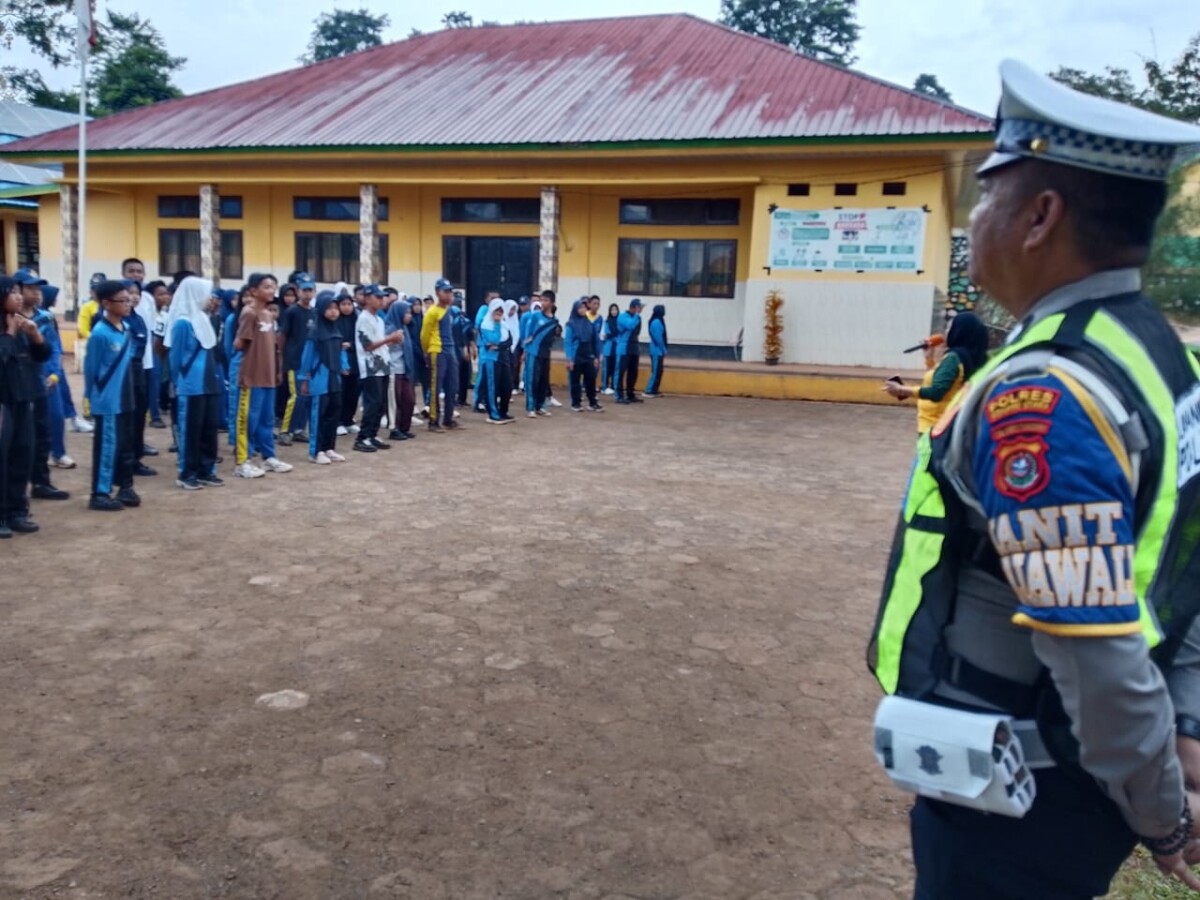 Satlantas Polres Konawe Utara Edukasi Tertib Berlalu Lintas di SMPN 2 Asera Lewat Program Police Goes to School Satlantas Polres Konawe Utara Edukasi Tertib Berlalu Lintas di SMPN 2 Asera Lewat Program Police Goes to School