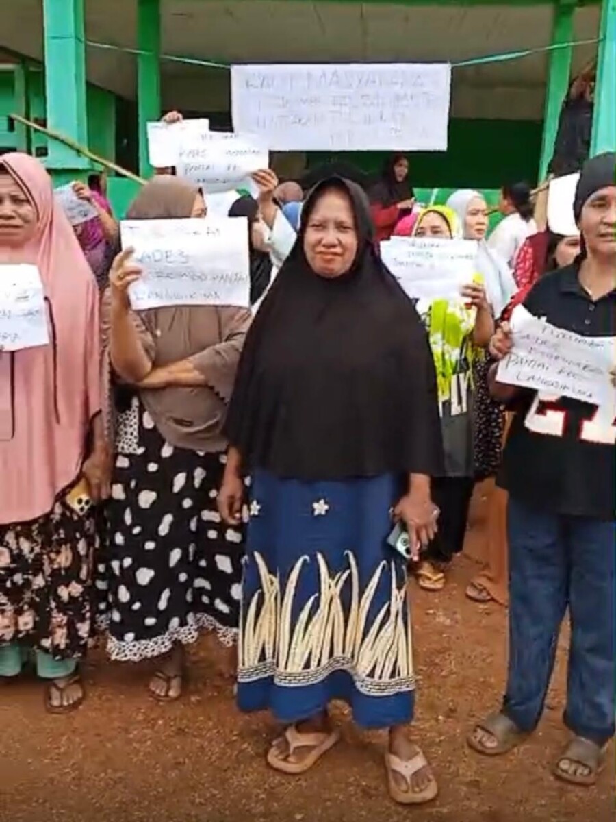 Ratusan Warga Morombo Pantai Tuntut Kades Mundur, DPD LSM LIRA Desak Pemerintah Bertindak Ratusan Warga Morombo Pantai Tuntut Kades Mundur, DPD LSM LIRA Desak Pemerintah Bertindak