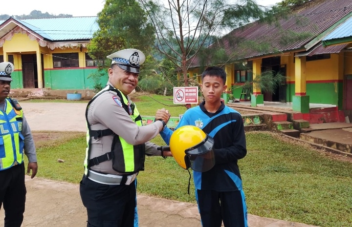 Satlantas Polres Konawe Utara Edukasi Tertib Berlalu Lintas di SMPN 2 Asera Lewat Program Police Goes to School