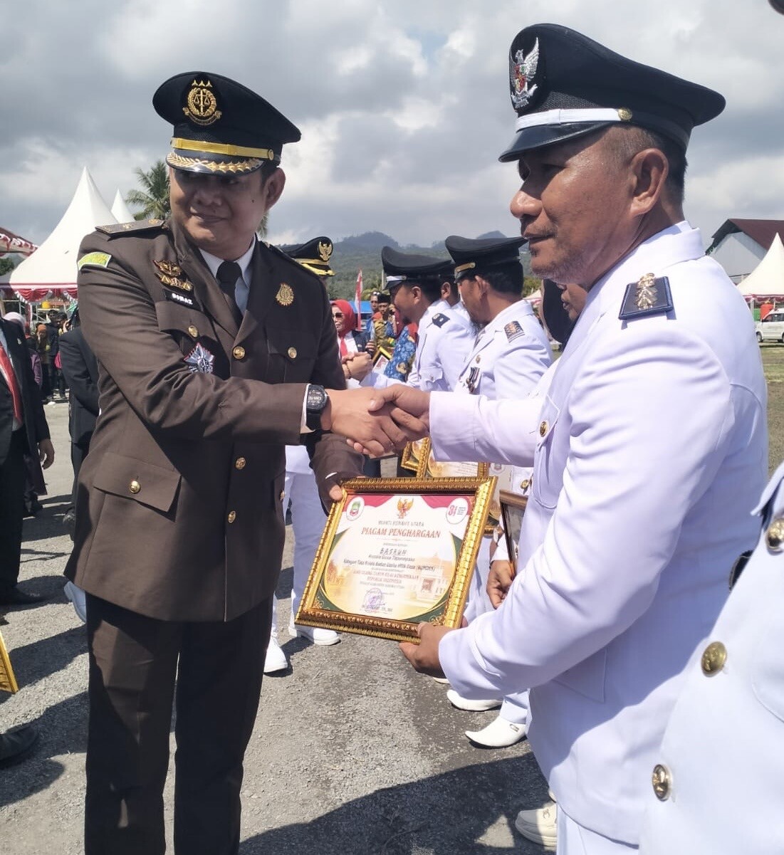 Pemdes Tapunopaka Raih Penghargaan Tata Kelola BUMDes dari Pemkab Konawe Utara